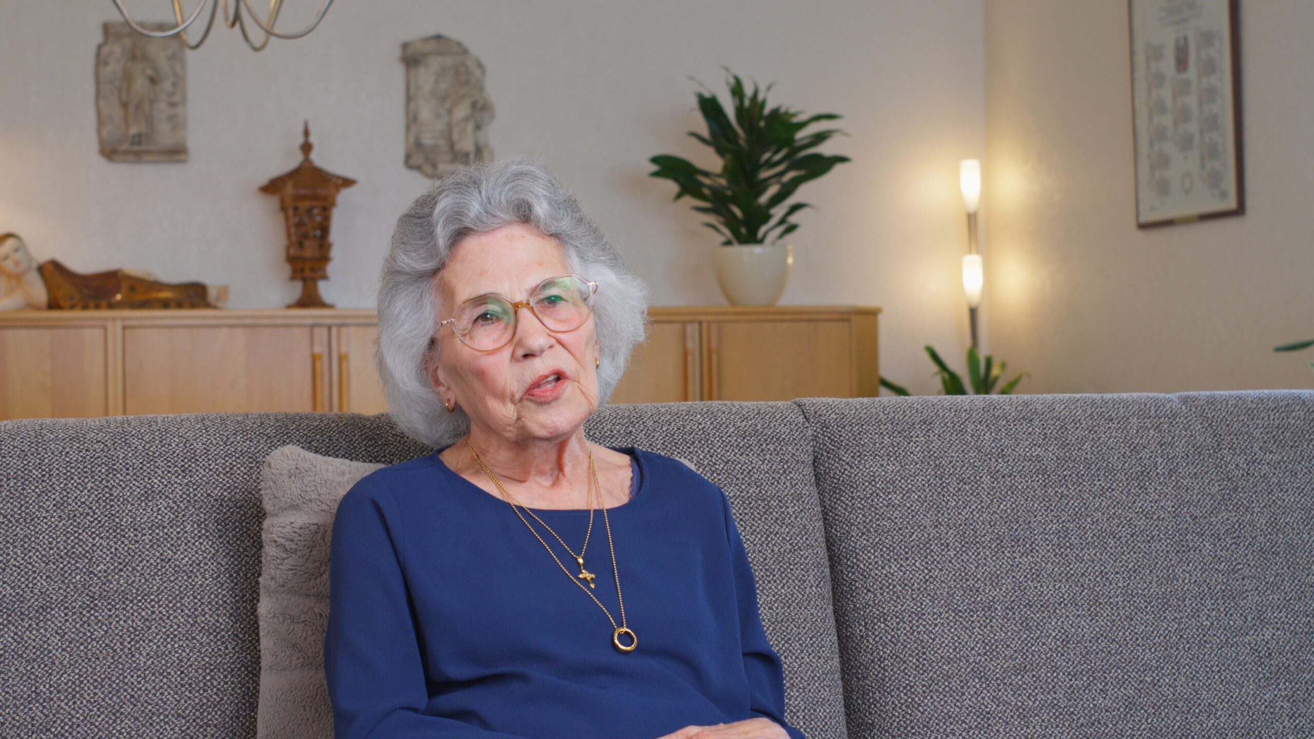 Vrouw verteld verhaal over indonesie en nederland