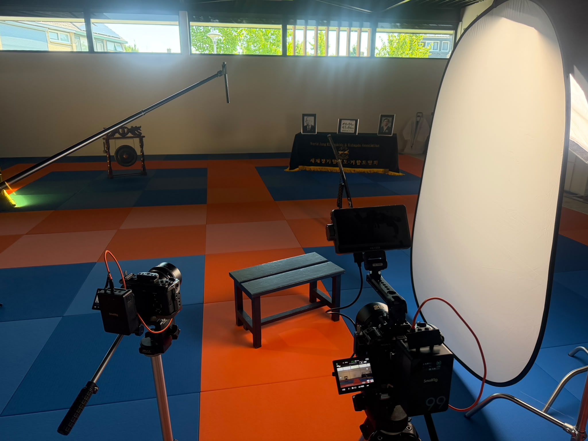 De Dojo van Hapkido Meester Nico Vermaas tijdens een intervieweopname van R8 studio