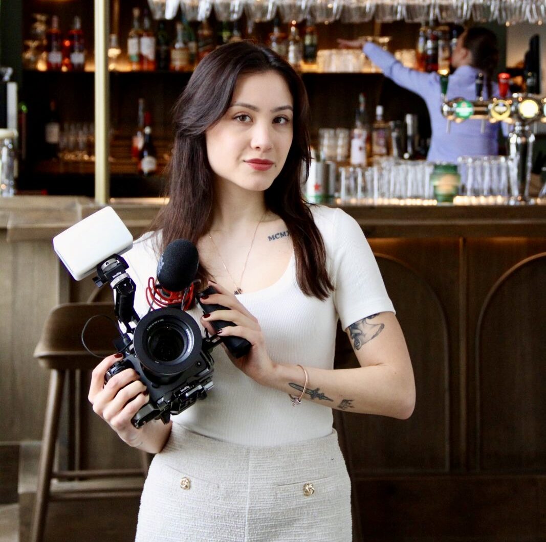 Fotografe in actie in een bar